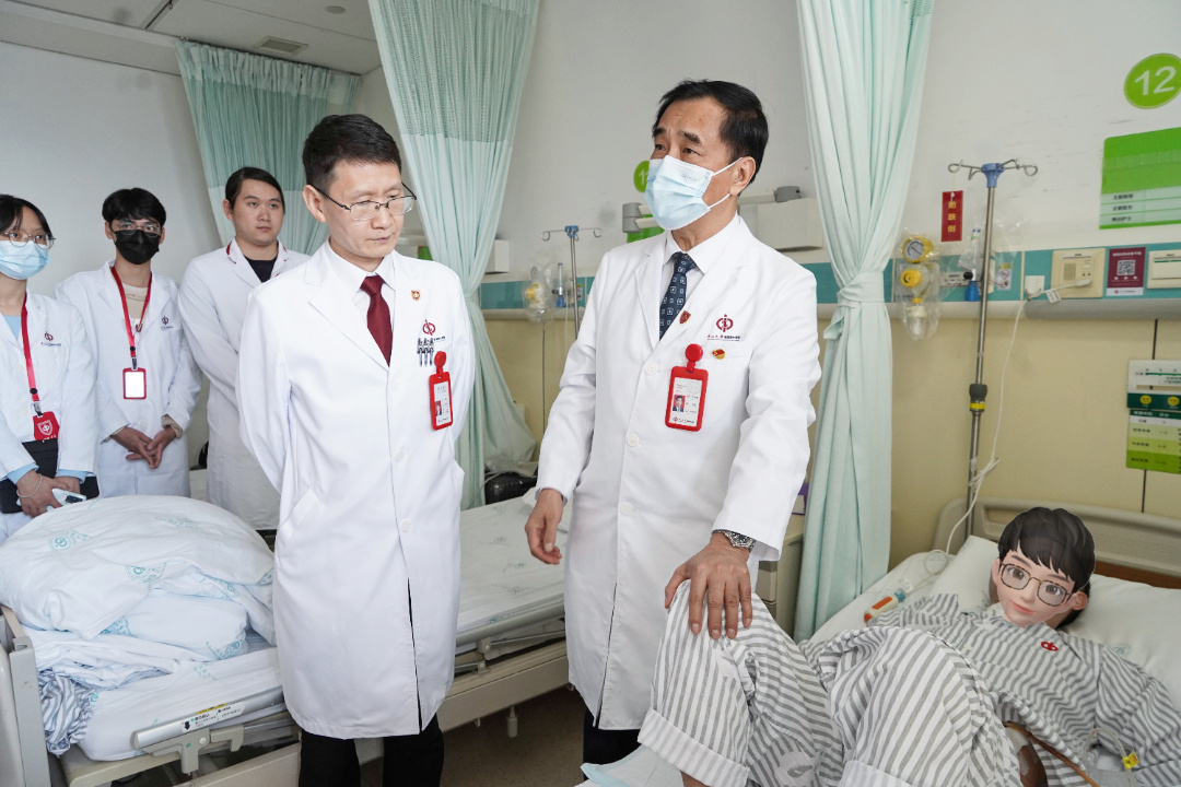 中山七院開動“健康快車”，潮安腫瘤患者家門口直達“中山醫(yī)”-何裕隆院長查房-馬.jpg