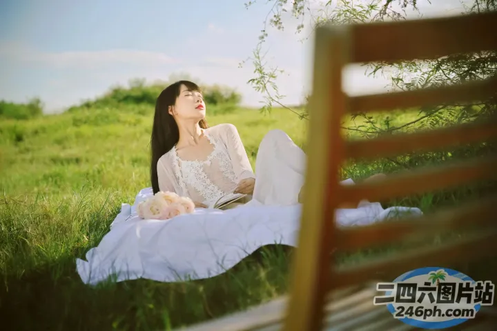 草地上坐着一个女人