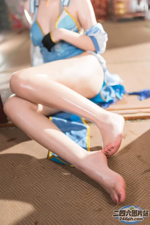 有一个女人坐在地板上，双腿交叉