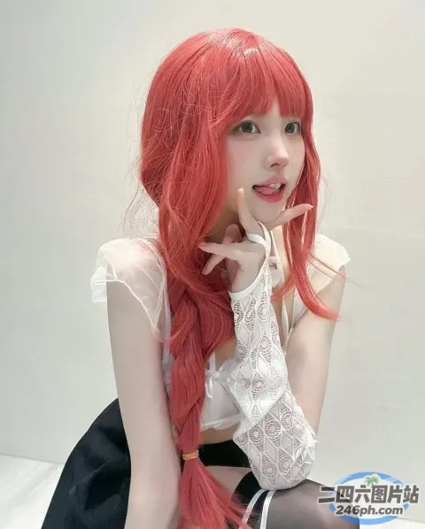 床上坐着一个红长发的女人
