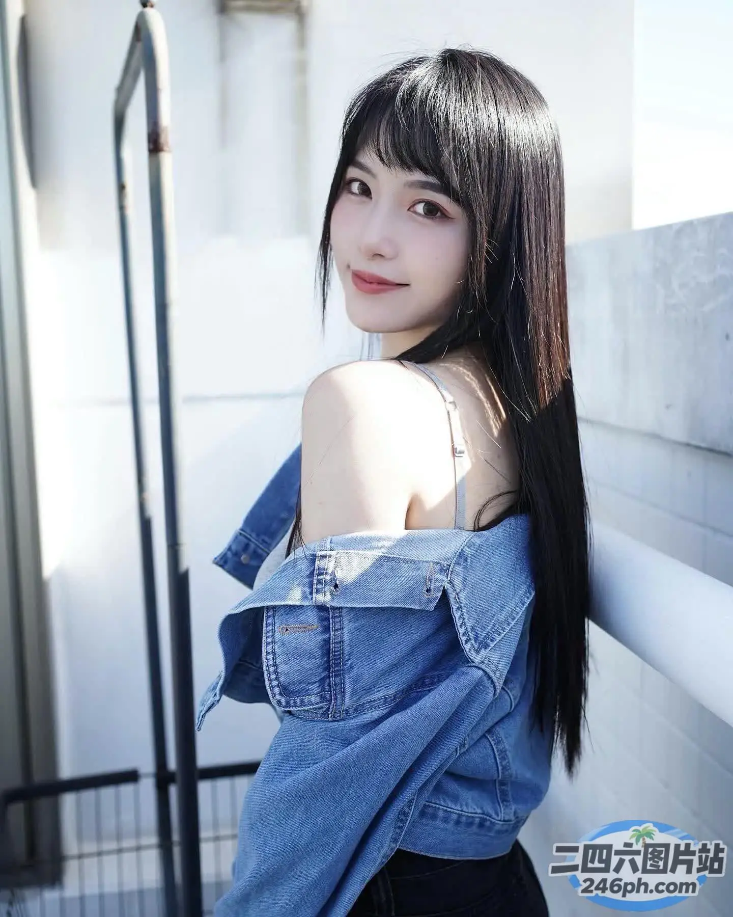 穿着牛仔衬衫的黑色长发 araffe 女人