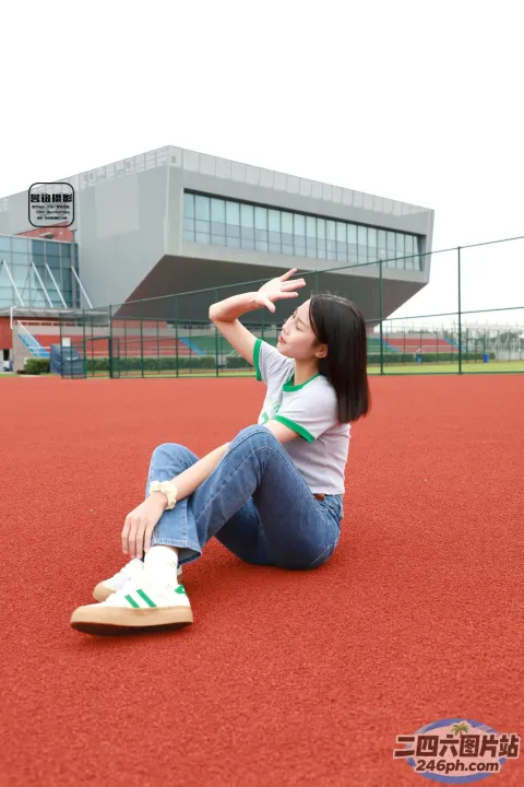 拿着网球拍坐在红色场地上的阿拉夫德女人