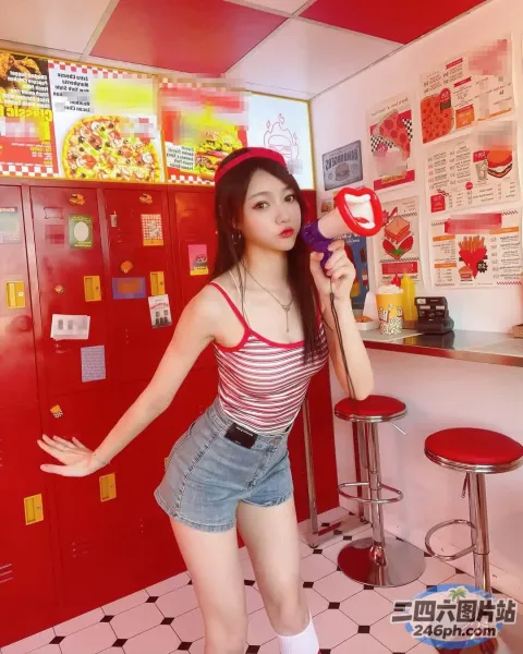 身穿红白条纹衬衫和牛仔短裤的 araffe 女孩