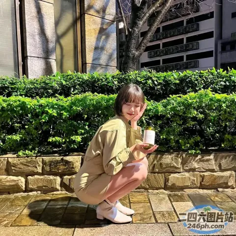 有一个女人跪下来，手里拿着一块食物