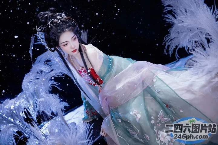 身穿蓝色连衣裙，饰有白色羽毛的 araffe 女子