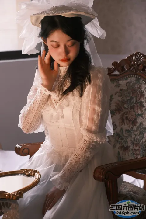 有个身穿白色连衣裙，戴着帽子的女人在打电话