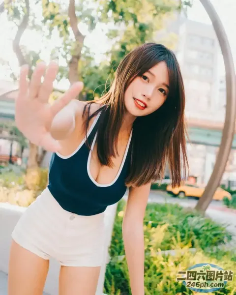 身穿黑色上衣和白色短裤的女人的特写