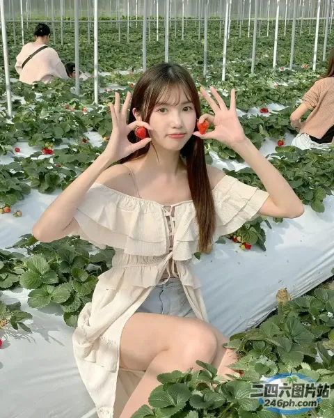 手里拿着草莓的草地里的 Araffe 女孩