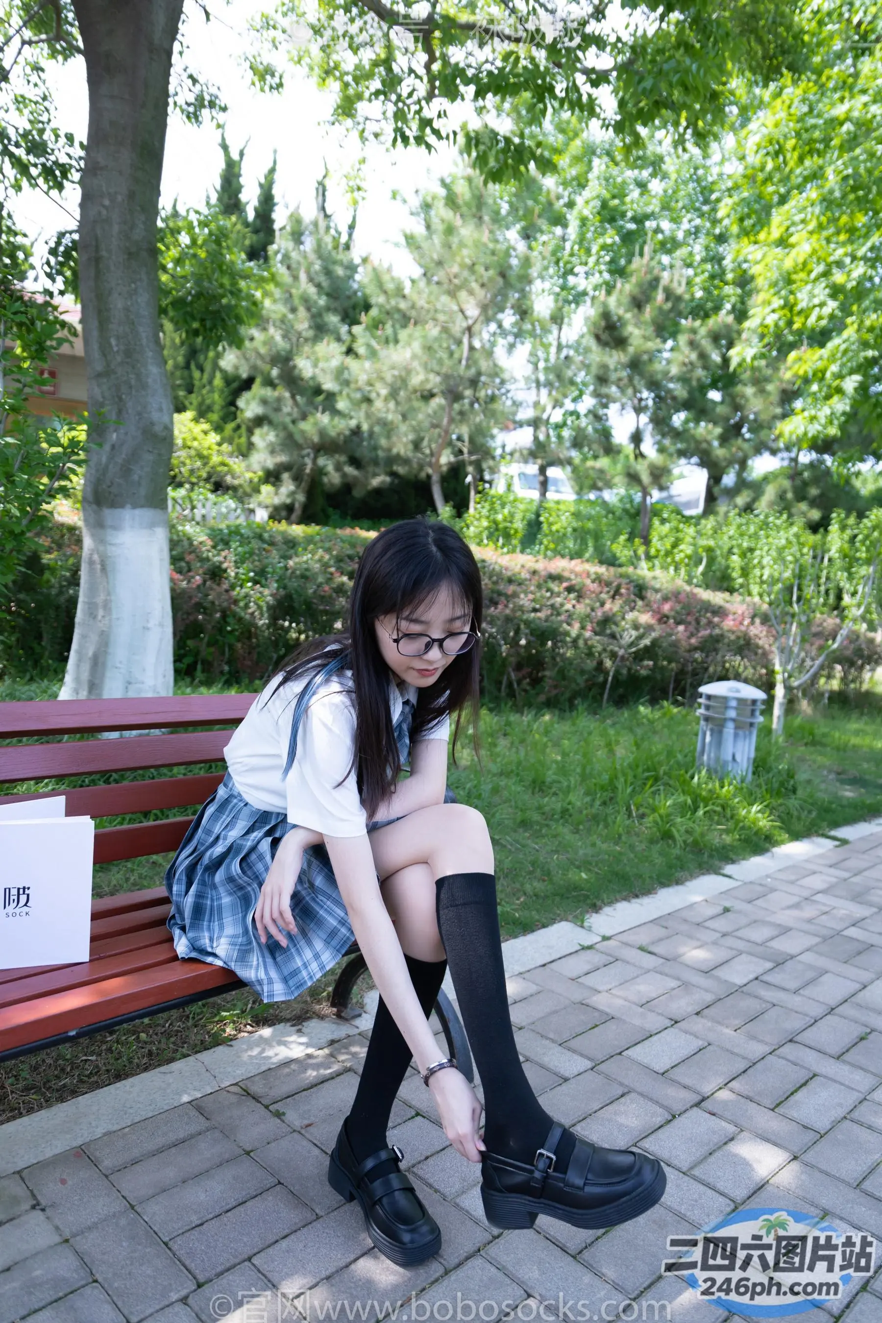 arafed 亚洲女孩坐在长凳上，上面有个标志