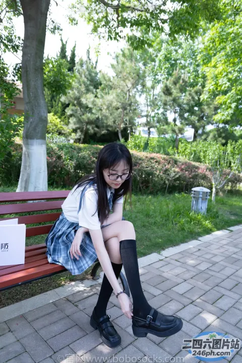 arafed 亚洲女孩坐在长凳上，上面有个标志