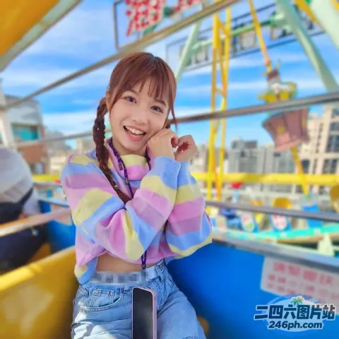 Araffe Girl 坐在嘉年华游乐设施上，脸上带着微笑