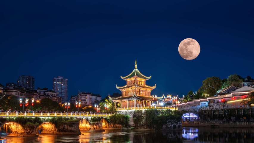 以满月为背景的桥梁的 arafed 视图
