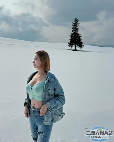 阿拉费德女人站在雪地里，背景是一棵树