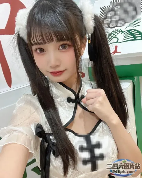 有一个女人穿着白色和黑色的衣服