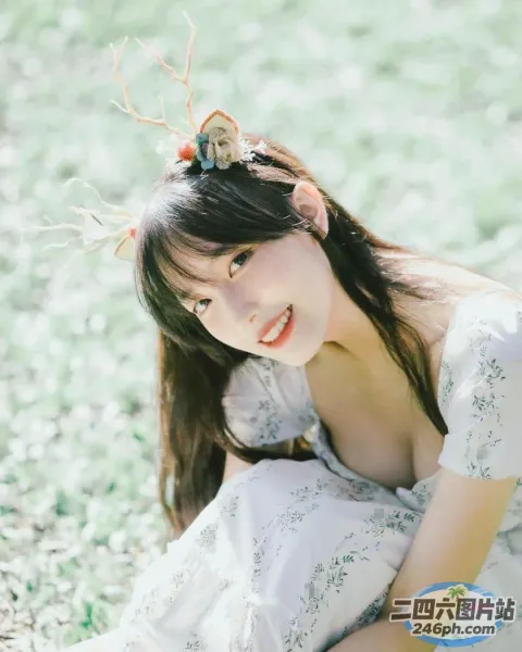 一个穿着裙子的女人坐在田野上的特写