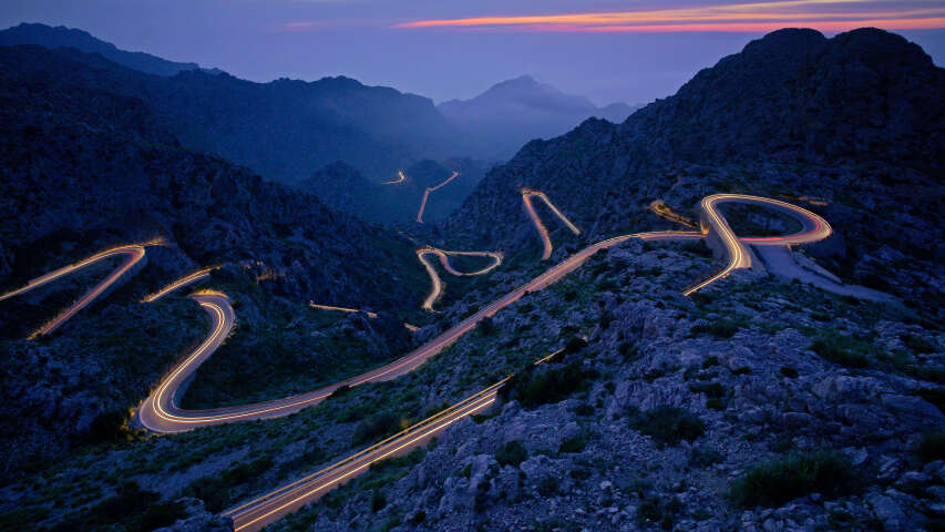 黄昏时分山间蜿蜒道路的阿拉费德景色
