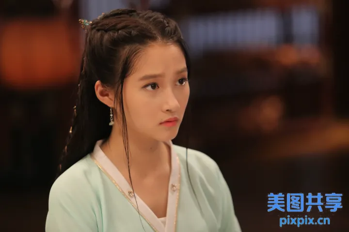 长发和绿色衬衫的亚洲女性