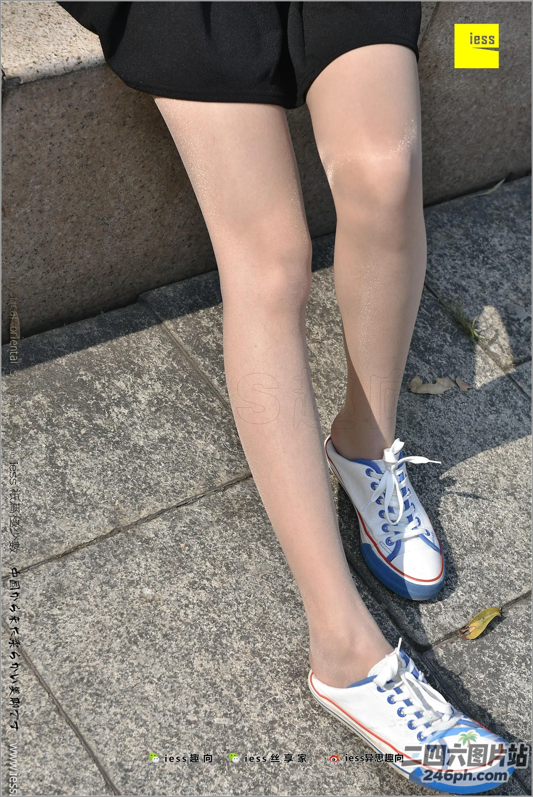 人行道上有一个穿着白色和蓝色鞋子的女人