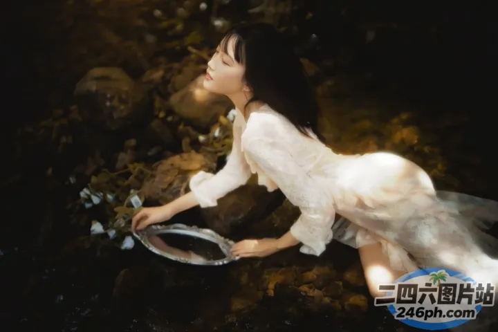 有一个女人跪在水里，手里拿着一条鱼