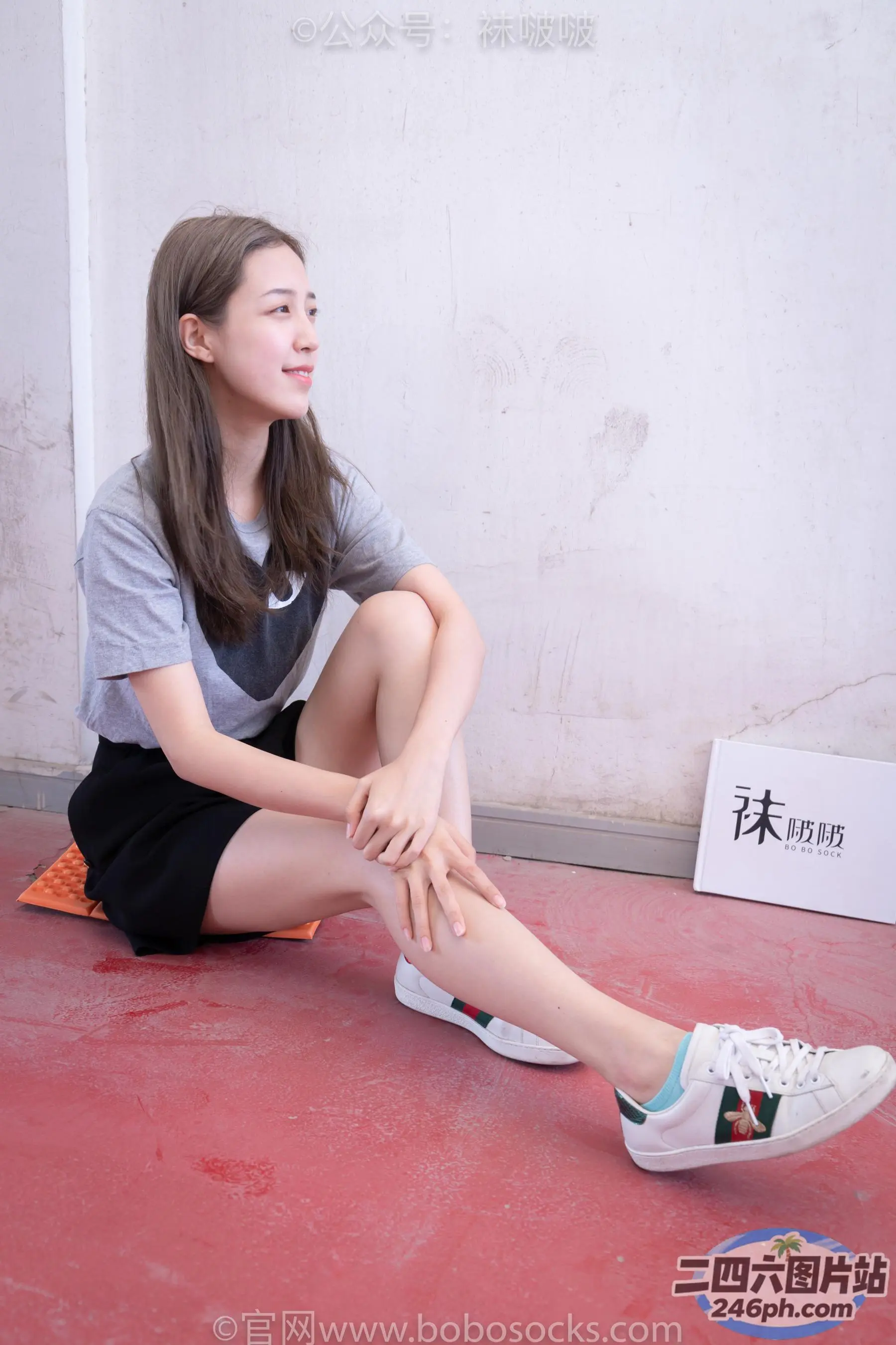 阿拉夫德女人坐在地板上，双腿交叉