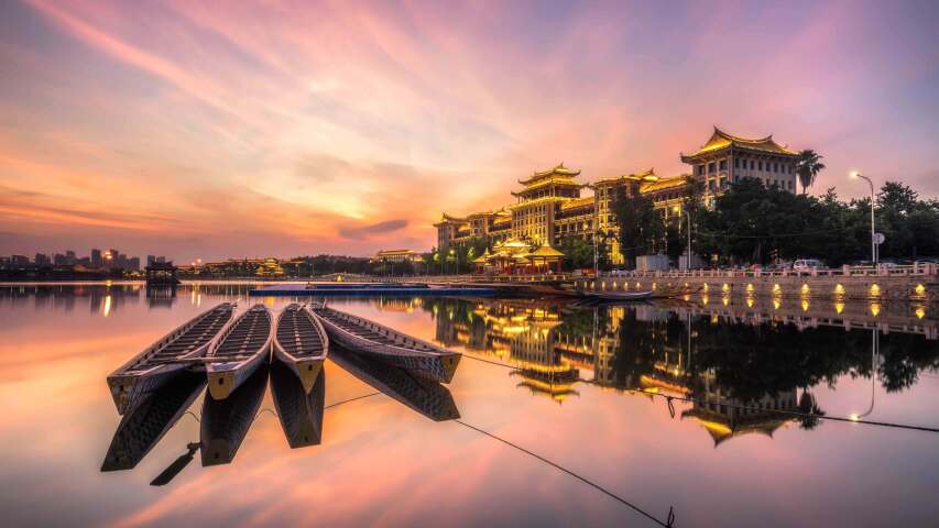 船只停靠在湖中，背景是一座建筑