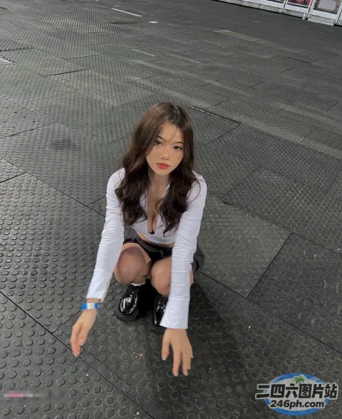 跪在地上，伸出双手的阿拉夫德女人