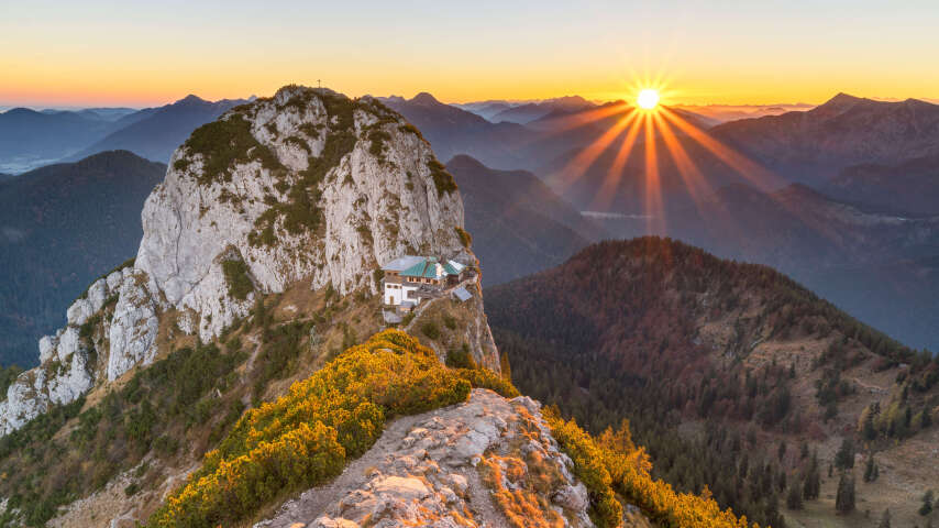 日落时分在山顶上建教堂的群山