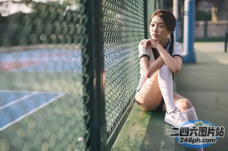 有一个女人坐在地上，双腿交叉