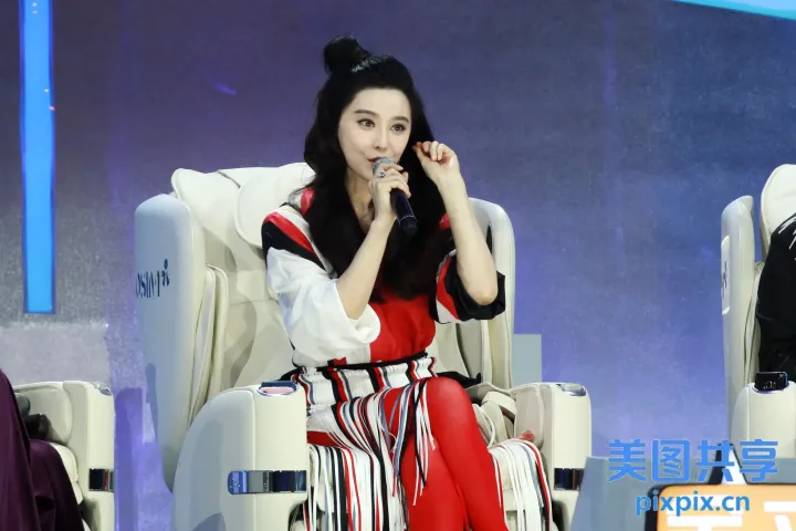 有一个女人坐在椅子上打电话
