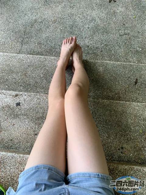 有一个女人坐在台阶上，双脚抬起