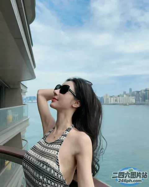 船上穿着比基尼上衣和墨镜的 araffe 女人