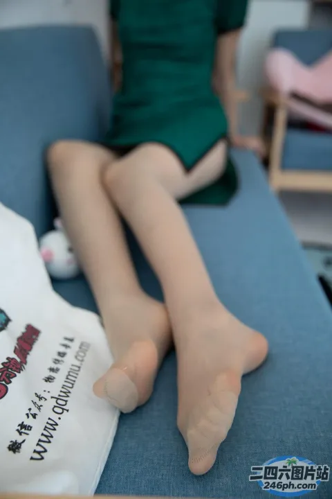 有一个女人坐在床上，双腿交叉