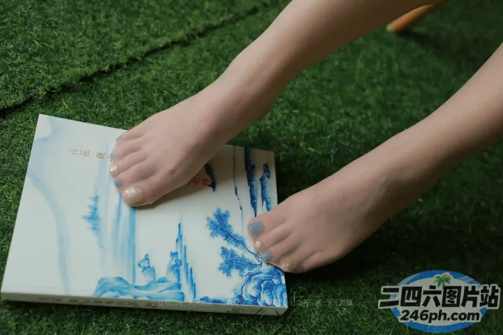有人在草地上用刀割书
