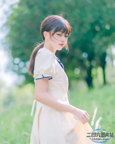 站在田野里的白裙子的阿拉菲女人