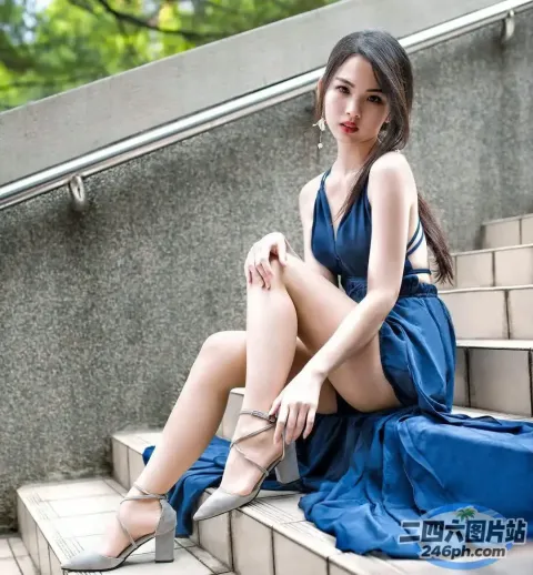 穿着蓝色连衣裙的 araffe 女士穿着高跟鞋坐在台阶上