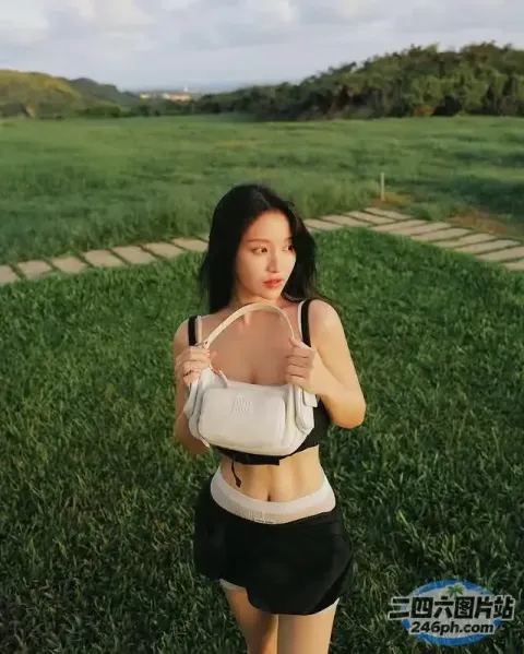 一位身穿黑白上衣和黑色短裤，手里拿着白色胸罩的女人