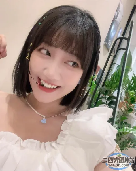 有一个女人，脖子上戴着一条项链