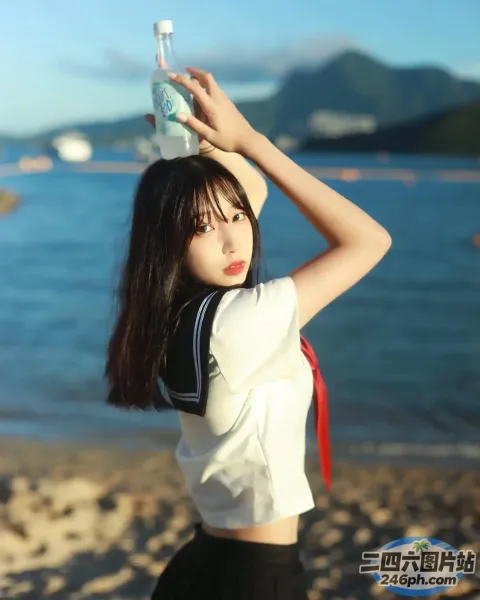 有一个女人站在海滩上，手里拿着一个瓶子