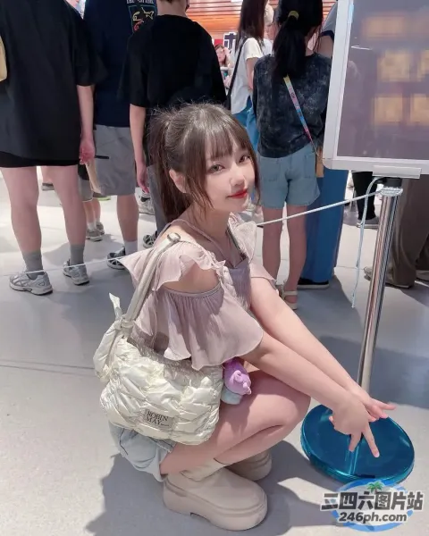 有一个年轻女孩跪下来捡飞盘