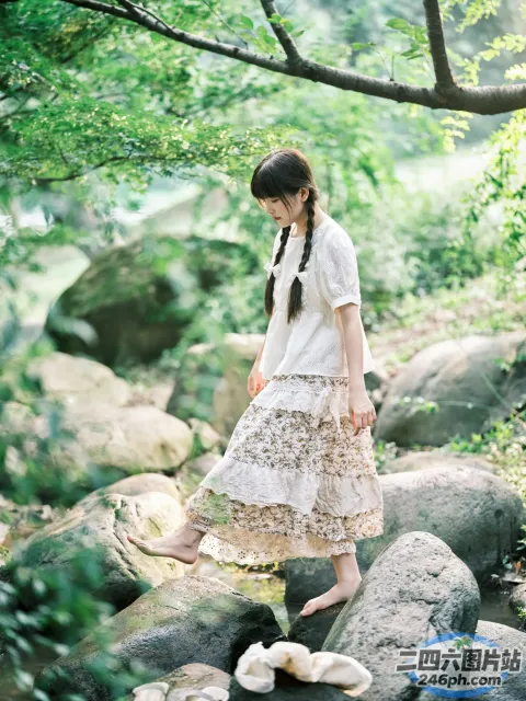 树林里有个女人在岩石上行走
