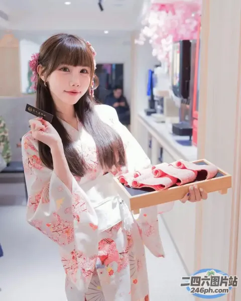 穿着和服的阿拉伯女人，手里拿着一盘食物