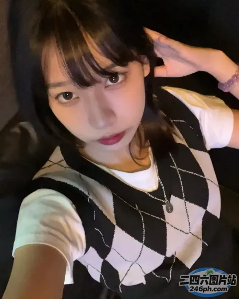 穿着黑白毛衣背心和白衬衫的 Arafed 女人
