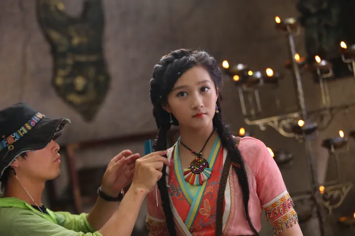 穿中式衣服的女人正在给另一个女人整理头发
