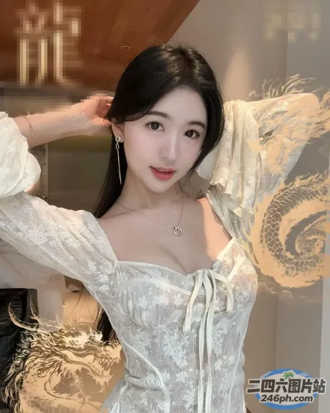 有个女人穿着裙子摆姿势拍照