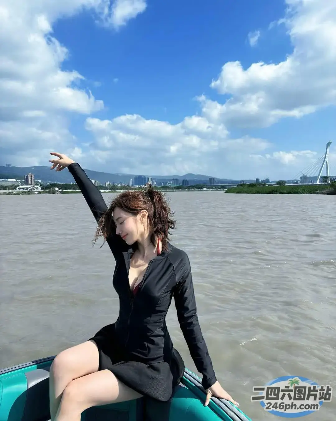 水中有个女人坐在船上