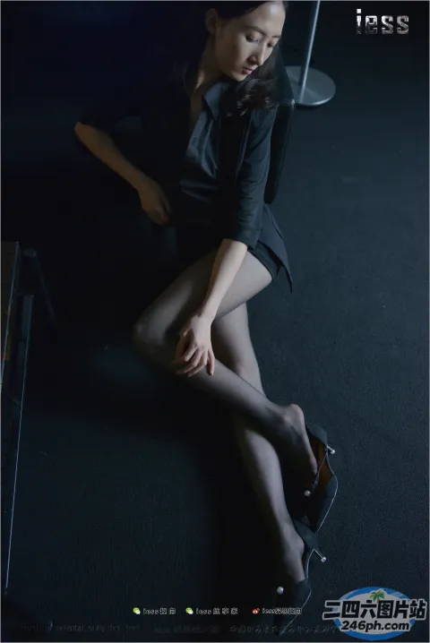 有一个女人盘着腿坐在地板上