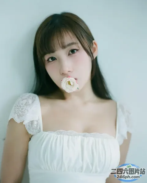 阿拉菲亚洲女子 白裙 兜兜兜