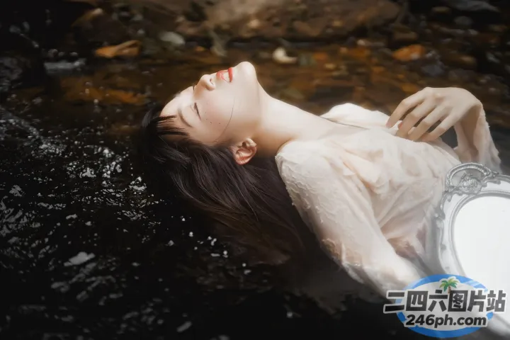 有一个女人闭着眼睛躺在水里
