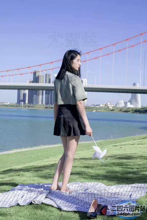 草地上站着一个女人