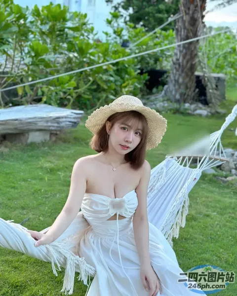 阿拉伯裔亚洲女性，身穿白色连衣裙，戴着草帽，坐在吊床上